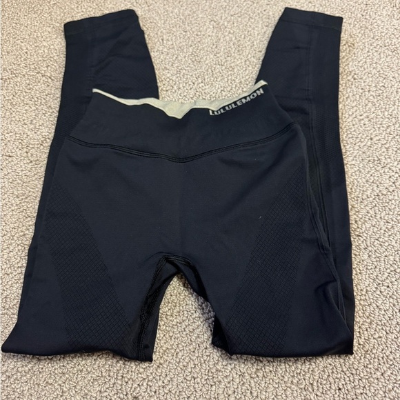 LULULEMON SPELLOUT SIZE 2 leggings - Picture 4 of 11